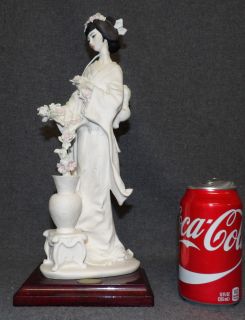 GIUSEPPE ARMANI "Oriental Girl with Vase" SCULPTURE Giuseppe Armani Sculpture "Oriental Girl with Vase" #0404S. Issued 1987. No Box. Measures 13-1/2" tall. Condition is Very good. No damage. Starting Bid $40. Auction Estimate $100 - $150.